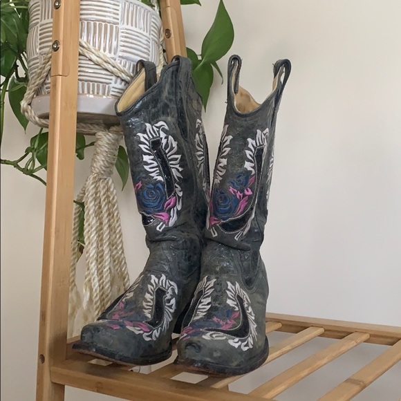 Gorgeous sequin & rose Corral cowboy Boots 8 1/2.